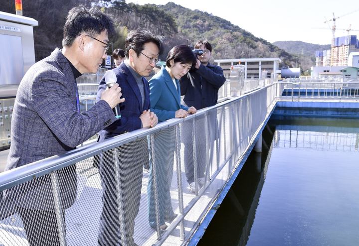 [광주=뉴시스] 강기정 광주시장과 한화진 환경부 장관이 지난해 3월3일 오전 동구 용연정수장을 방문해 정수장 시설을 살펴보고 있는 모습 (사진 = 광주시 제공). 2023.03.03. photo@newsis.com *재판매 및 DB 금지