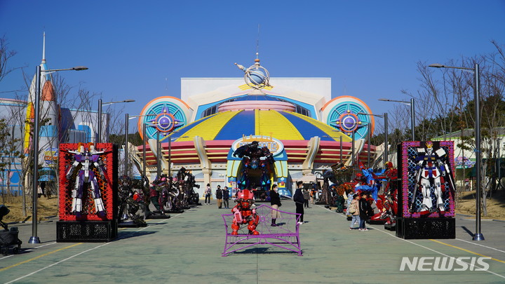 [창원=뉴시스] 홍정명 기자= 경남 마산로봇랜드 내 스카이타워와 미래로봇관 사이인 '정크로드'에서 진행 중인 김후철의 정크아트 전시회 현장.(사진=마산로봇랜드 제공) 2023.03.03. photo@newsis.com