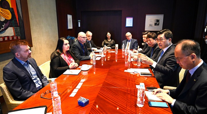 한국농수산식품유통공사 김춘진 사장(우측2번째), 캐나다 앨버타주 브라이언 진 경제개발장관(좌측1번째), 캐나다 앨버타주 라잔소니 무역장관(좌측2번째), 주 앨버타 제랄드 치피어 명예영사(우측5번째)(사진=aT) *재판매 및 DB 금지