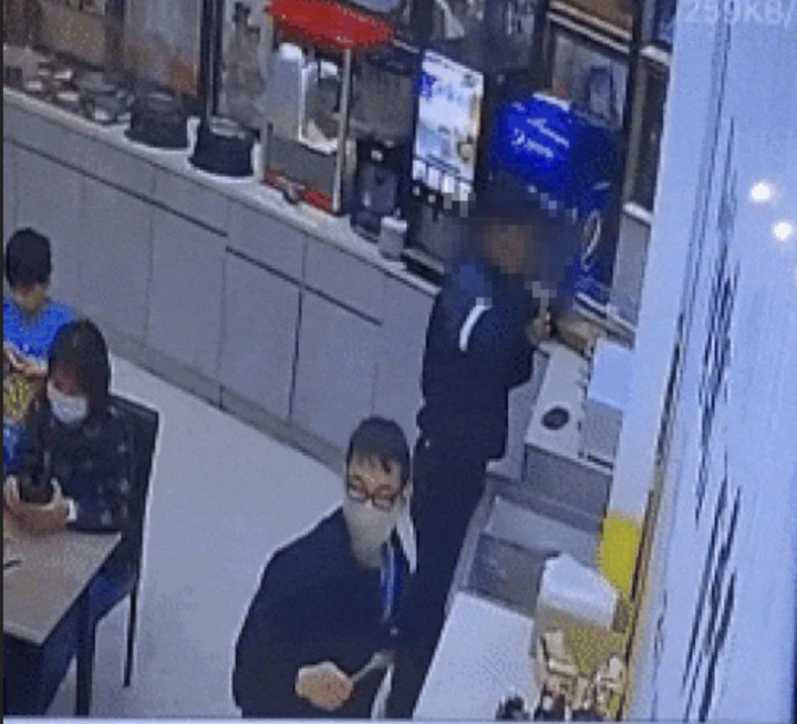 【서울=뉴시스】한국인 손님이 공용 숟가락으로 아이스크림을 퍼 손해를 봤다고 대만의 한 식당이 공개한 폐쇄회로(CC)TV 영상. (사진출처: 대만중화TV) 2023.03.03 *재판매 및 DB 금지