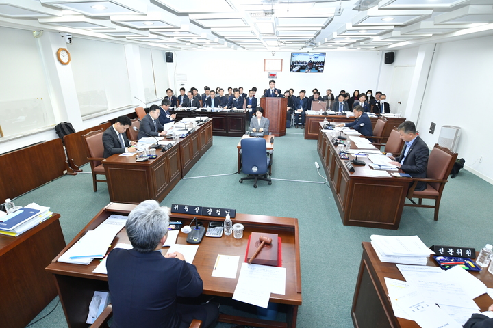 [제주=뉴시스] 제주도의회 행정자치위원회가 3일 오전 제413회 중 회의를 속개해 제주도 행정자치국 등으로부터 2023년 주요 업무보고를 받고 있다. (사진=제주도의회 제공) 2023.03.03. photo@newsis.com *재판매 및 DB 금지