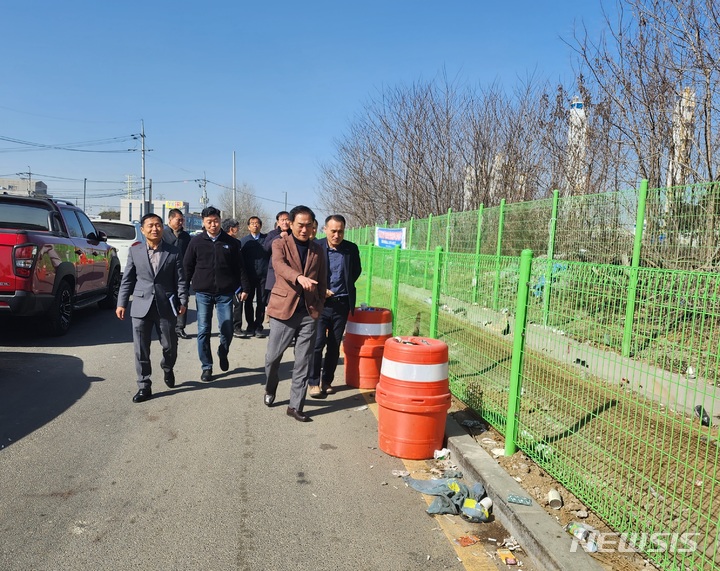 [평택=뉴시스] 정장선 시장이 고덕 삼성반도체 생산라인 공사현장 인근 지역을 방문해 마구잡이로 버려지는 쓰레기 문제 해결을 위한 대책마련을 지시하고 있다. (사진 = 평택시 제공)