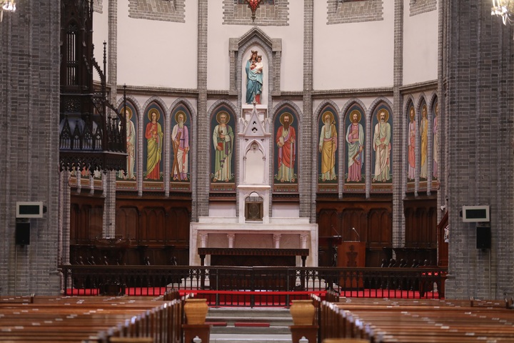 [서울=뉴시스] 천주교 교회에서 '주님 만찬 성목요일'인 2022년 4월15일 미사 후 성체(그리스도의 몸)를 이동시킨 후 모습. 이때 성체를 보관하는 장소를 '수난 감실'이라고 한다. 신자들은 1시간 간격으로 수난 감실을 조배하며 예수 그리스도의 수난을 묵상하고 기도한다.(사진=천주교 서울대교구 제공) 2023.03.03. photo@newsiscom *재판매 및 DB 금지