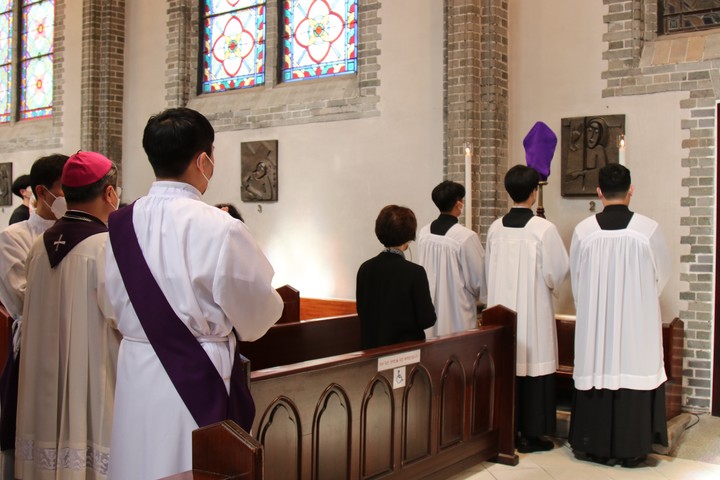 [서울=뉴시스]&nbsp; 천주교 교회는 '주님 수난 성금요일'인 2022년 4월15일 오후 3시 예수 그리스도의 죽음을 기억하며 십자가의 길을 바친다. (사진=천주교 서울대교구 제공) 2023.03.03. photo@newsis.com *재판매 및 DB 금지