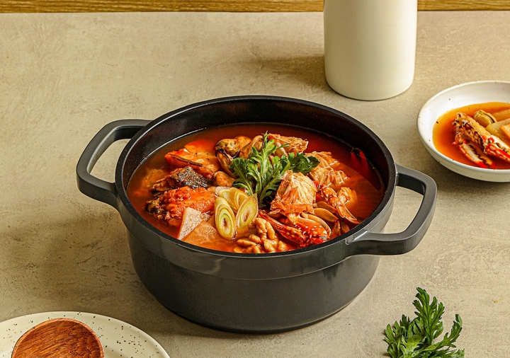 캐비아 '오복수산 꽃게대구탕'. (사진=캐비아 제공) *재판매 및 DB 금지