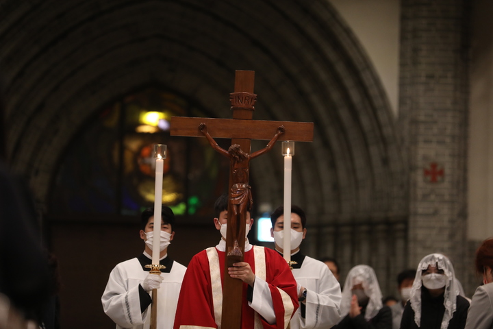 [서울=뉴시스] 천주교 교회는 '주님 수난 성금요일'인 2022년 4월15일 주님 수난 예식을 거행한다. 예식 중 입당하는 모습.(사진=천주교 서울대교구 제공) 2023.03.03. photo@newsis.com] *재판매 및 DB 금지