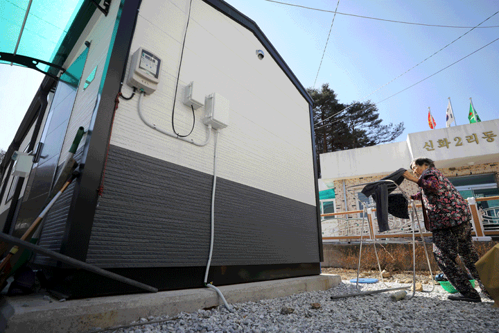 [울진=뉴시스] 백동현 기자 = 지난 2일 경북 울진군 신화2리에 마련된 임시조립주택. 2023.03.04. livertrent@newsis.com *재판매 및 DB 금지