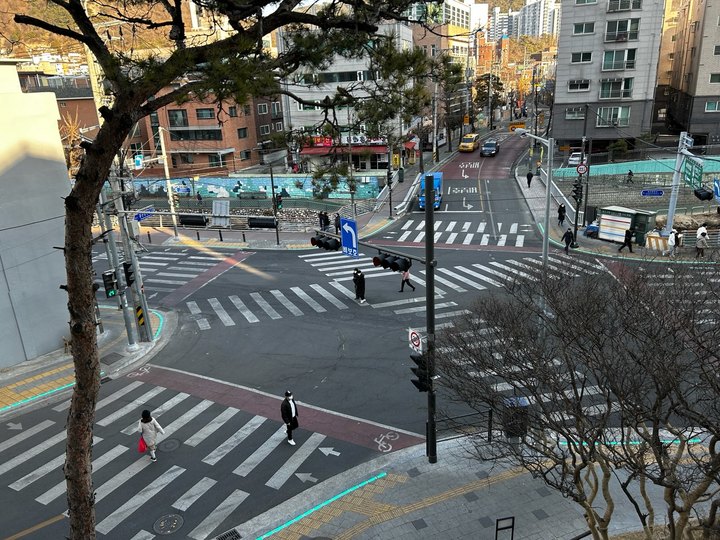 [서울=뉴시스]홍은대교 교차로에 대각선 횡단보도를 설치했다.
