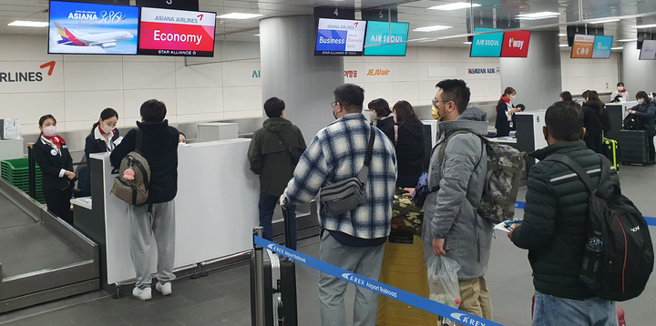 [서울=뉴시스] 홍찬선 기자 = 3일 오전 공항철도가 운영하는 서울역도심공항터미널에 승객들이 탑승수속을 하고 있다. 2023.03.05 mania@newsis.com *재판매 및 DB 금지