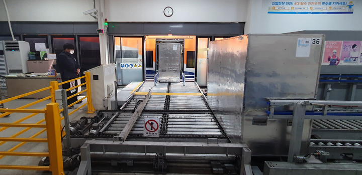 [인천공항=뉴시스] 홍찬선 기자 = 3일 오전 서울역도심공항터미널에서 싣은 승객들의 수하물이 담긴 ULD(항공기에 싣기 용이하도록 설계한 용기)가 직통열차에 실린 후 인천공항1터미널역에 도착해 하기되고 있다. 2023.03.05 mania@newsis.com *재판매 및 DB 금지