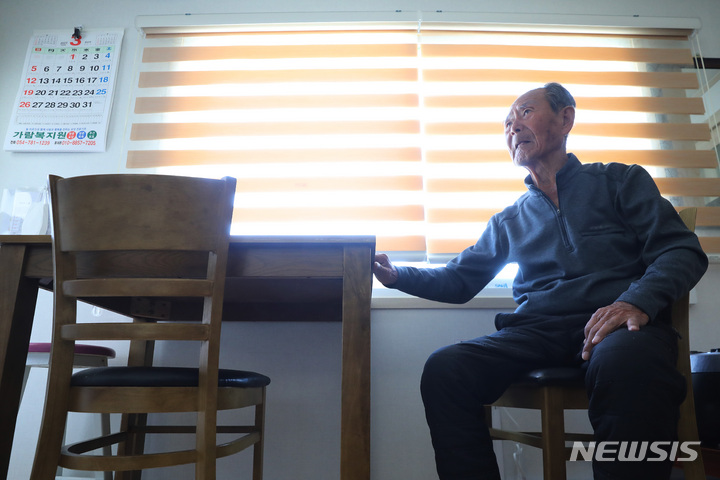 [울진=뉴시스] 백동현 기자 = 지난 2일 경북 울진군 소곡리에 마련된 임시주택에서 남상억 할아버지가 휴식을 취하고 있다. 2023.03.04. livertrent@newsis.com