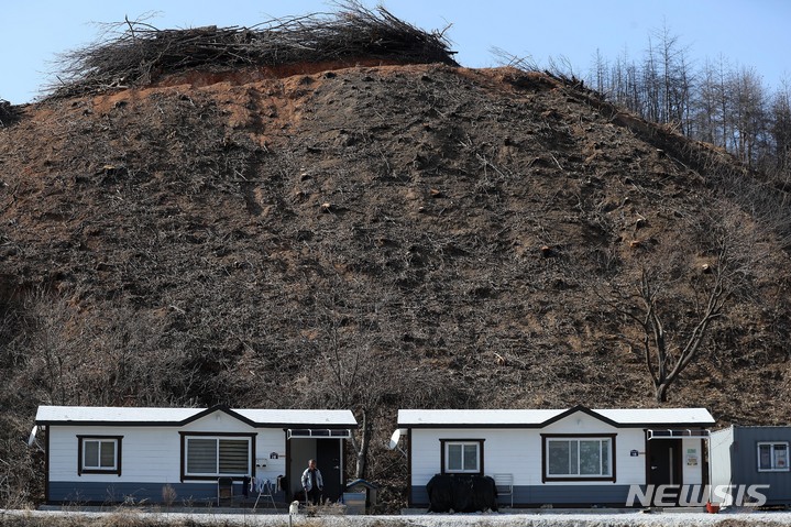 [울진=뉴시스] 백동현 기자 = 지난 2일 경북 울진군 소곡리에 마련된 임시주택에서 남상억 할아버지가 외출을 준비하고 있다. 2023.03.04. livertrent@newsis.com