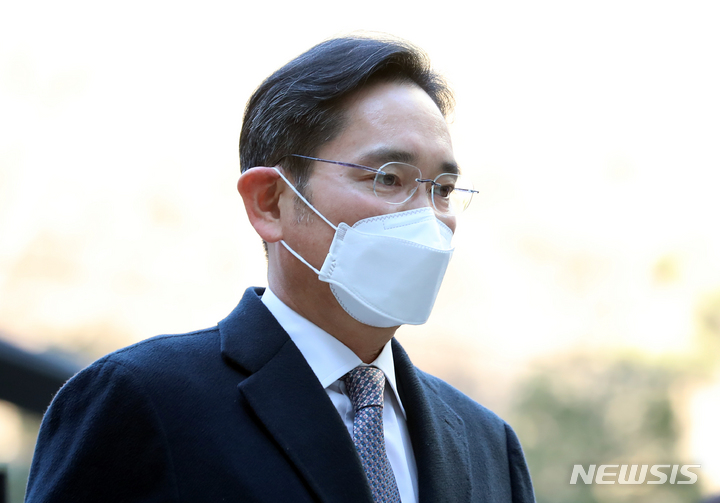 [서울=뉴시스] 이영환 기자 = 삼성 부당합병 혐의로 재판을 받고 있는 이재용 삼성전자 회장이 3일 오전 서울 서초구 서울중앙지방법원에서 열린 90차 공판에 출석하고 있다. 2023.03.03. 20hwan@newsis.com