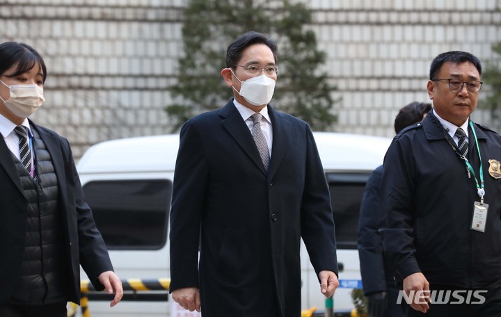 [서울=뉴시스] 이영환 기자 = 삼성 부당합병 혐의로 재판을 받고 있는 이재용 삼성전자 회장이 3일 오전 서울 서초구 서울중앙지방법원에서 열린 90차 공판에 출석하고 있다. 2023.03.03. 20hwan@newsis.com