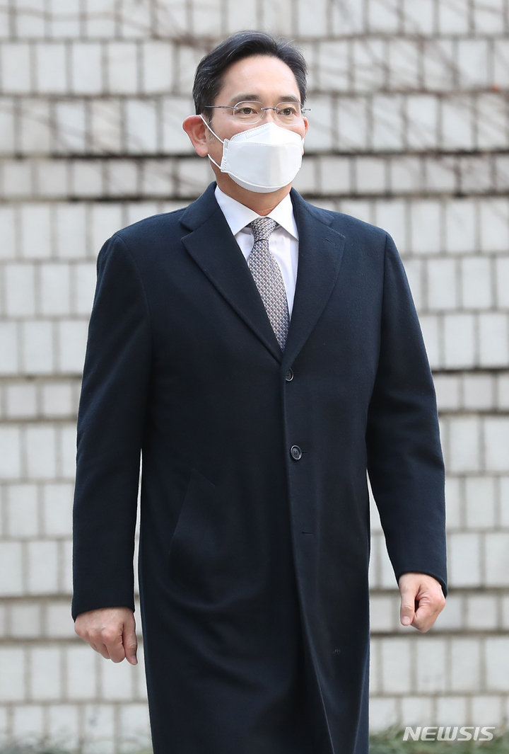 [서울=뉴시스] 이영환 기자 = 삼성 부당합병 혐의로 재판을 받고 있는 이재용 삼성전자 회장이 3일 오전 서울 서초구 서울중앙지방법원에서 열린 90차 공판에 출석하고 있다. 2023.03.03. 20hwan@newsis.com