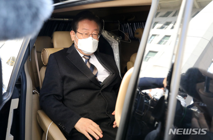 [서울=뉴시스] 고범준 기자 = 이재명 더불어민주당 대표가 3일 오전 서울 여의도 국회에서 열린 최고위원회의를 마치고 중앙지법으로 향하기 위해 차량에 탑승하고 있다. 2023.03.03. bjko@newsis.com