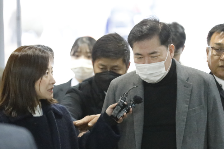 [서울=뉴시스] 고승민 기자 = 유동규 전 성남도시개발공사 본부장이 3일 대장동 개발 의혹 관련 공판을 받기 위해 서울중앙지방법원으로 출석하고 있다. 2023.03.03. kkssmm99@newsis.com