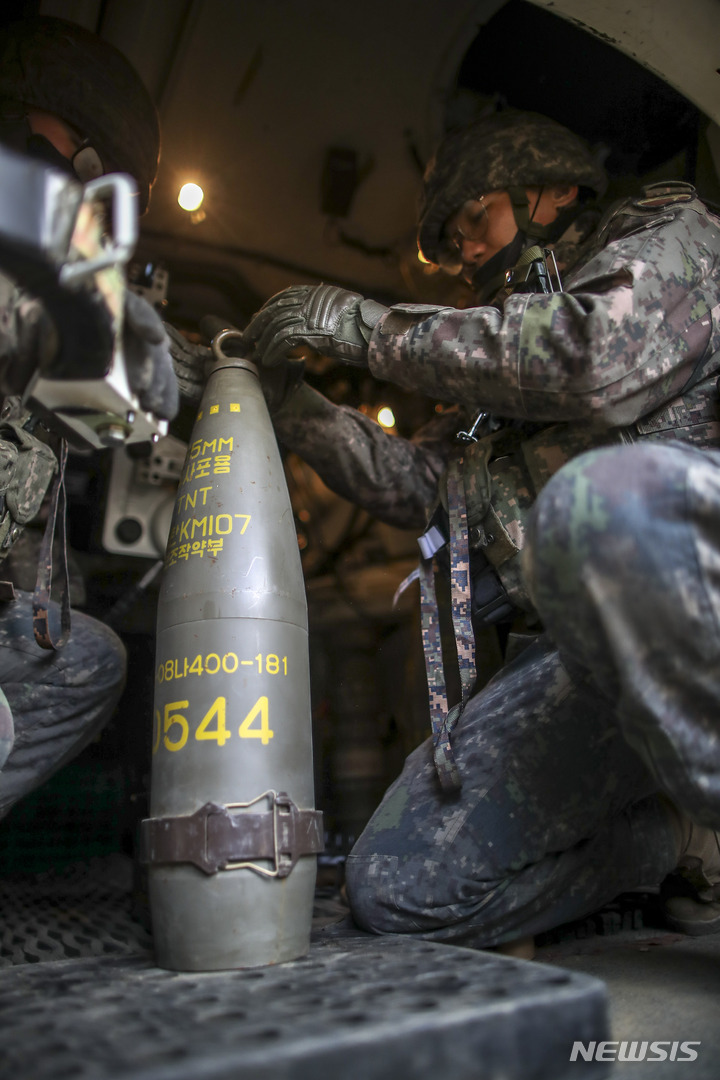[파주=뉴시스] 정병혁 기자 = 3일 오전 경기 파주시 무건리훈련장에서 열린 K-55A1 자주포 사격 훈련에서 17사단 천둥여단 장병들이 신관 결합을 하고 있다. 이번 훈련에는 장병 300여 명과 K-77 사격지휘장갑차와 K-55A1 자주포, 탐지자산인 UAV, 대포병탐지레이더 등이 투입됐다. 2023.03.03. jhope@newsis.com