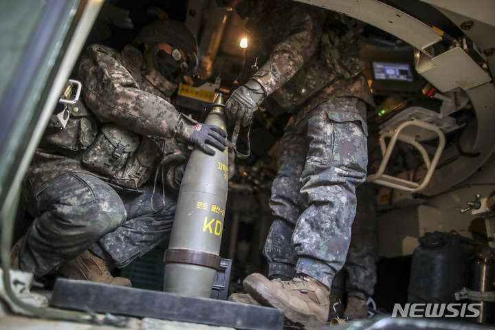 [파주=뉴시스] 정병혁 기자 = 3일 오전 경기 파주시 무건리훈련장에서 열린 K-55A1 자주포 사격 훈련에서 17사단 천둥여단 장병들이 신관 결합을 하고 있다. 이번 훈련에는 장병 300여 명과 K-77 사격지휘장갑차와 K-55A1 자주포, 탐지자산인 UAV, 대포병탐지레이더 등이 투입됐다. 2023.03.03. jhope@newsis.com