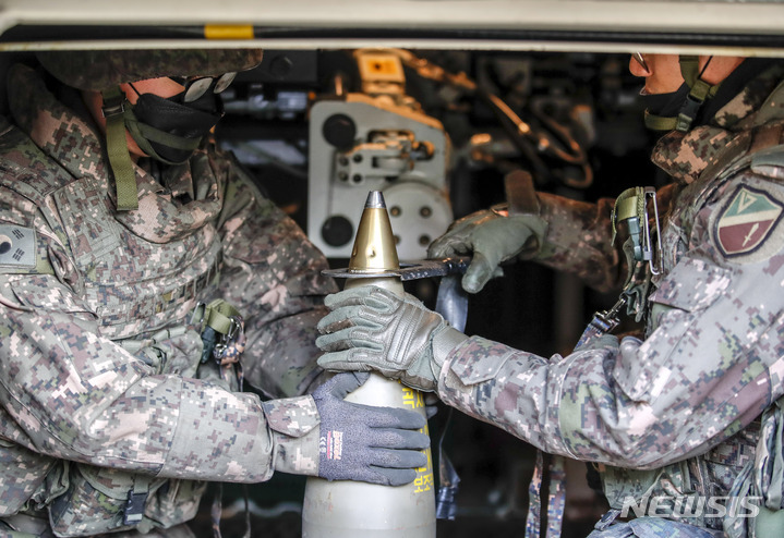 [파주=뉴시스] 정병혁 기자 = 3일 오전 경기 파주시 무건리훈련장에서 열린 K-55A1 자주포 사격 훈련에서 17사단 천둥여단 장병들이 신관 결합을 하고 있다. 이번 훈련에는 장병 300여 명과 K-77 사격지휘장갑차와 K-55A1 자주포, 탐지자산인 UAV, 대포병탐지레이더 등이 투입됐다. 2023.03.03. jhope@newsis.com