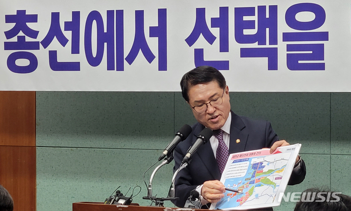[전주=뉴시스] 김얼 기자 = 전주을 국회의원 재선거에 출마를 선언했던 정운천 의원이 3일 전북 전주시 전북도의회 기자회견장에서 불출마 선언 기자회견을 열고 질의에 답변하고 있다. 2023.03.03. pmkeul@newsis.com