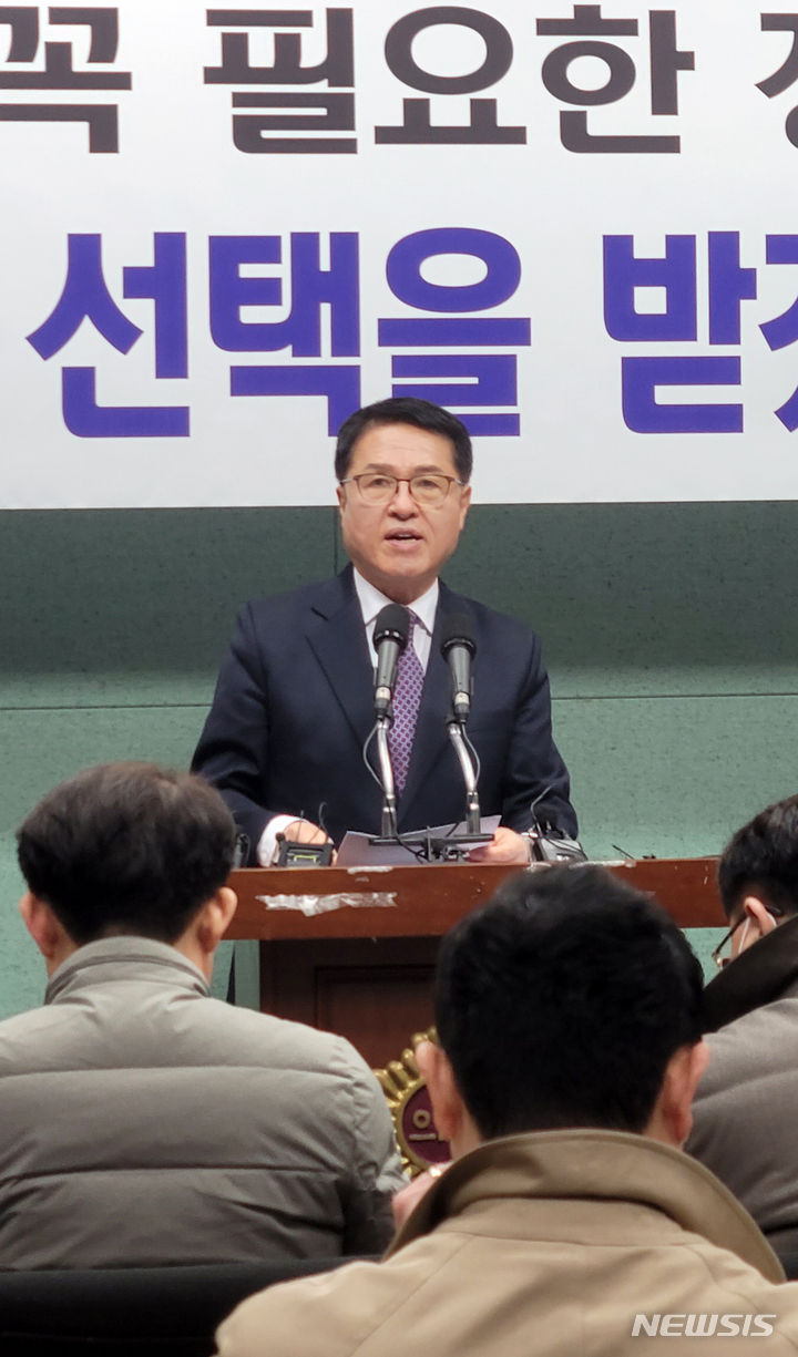 [전주=뉴시스] 김얼 기자 = 전주을 국회의원 재선거에 출마를 선언했던 정운천 의원이 3일 전북 전주시 전북도의회 기자회견장에서 불출마 선언 기자회견을 열고 질의에 답변하고 있다. 2023.03.03. pmkeul@newsis.com