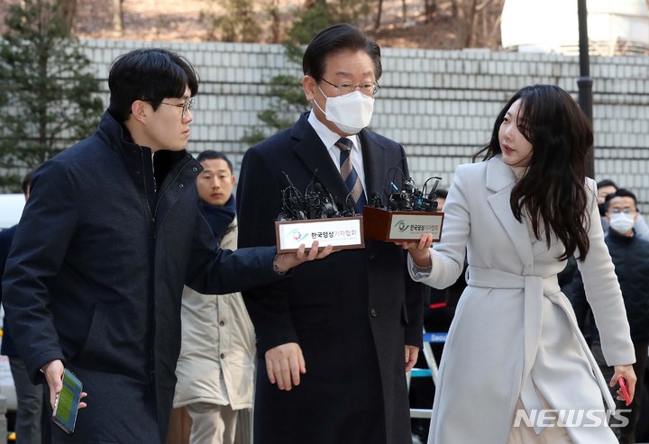 [서울=뉴시스] 이영환 기자 = 제20대 대통령 선거 과정에서 허위 발언을 한 혐의로 재판에 넘겨진 이재명 더불어민주당 대표가 3일 오전 서울 서초구 서울중앙지방법원에서 열린 1차 공판에 출석하며 취재진의 질문을 받고 있다. 2023.03.03. 20hwan@newsis.com