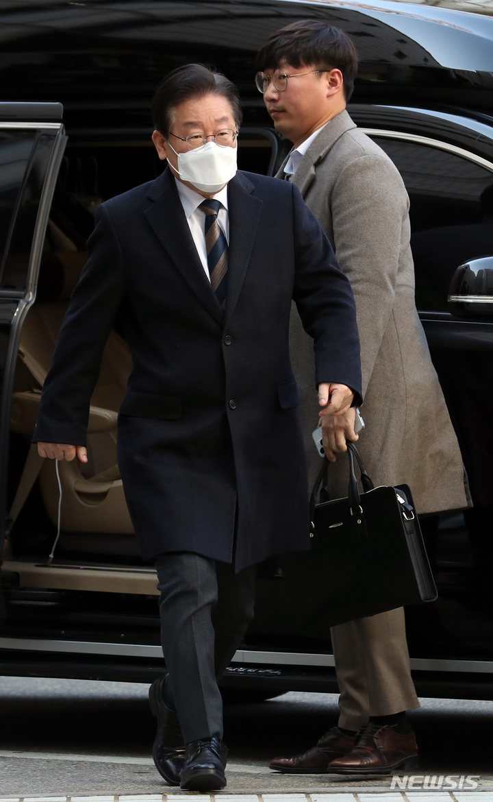 [서울=뉴시스] 이영환 기자 = 제20대 대통령 선거 과정에서 허위 발언을 한 혐의로 재판에 넘겨진 이재명 더불어민주당 대표가 3일 오전 서울 서초구 서울중앙지방법원에서 열린 1차 공판에 출석하고 있다. 2023.03.03. 20hwan@newsis.com