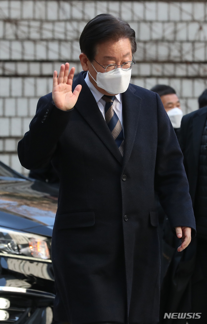 [서울=뉴시스] 이영환 기자 = 제20대 대통령 선거 과정에서 허위 발언을 한 혐의로 재판에 넘겨진 이재명 더불어민주당 대표가 3일 오전 서울 서초구 서울중앙지방법원에서 열린 1차 공판에 출석하고 있다. 2023.03.03. 20hwan@newsis.com