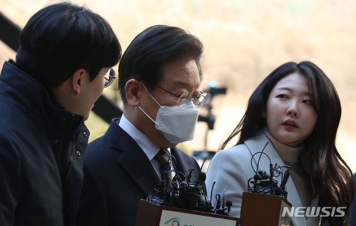 [서울=뉴시스] 이영환 기자 = 제20대 대통령 선거 과정에서 허위 발언을 한 혐의로 재판에 넘겨진 이재명 더불어민주당 대표가 3일 오전 서울 서초구 서울중앙지방법원에서 열린 1차 공판에 출석하며 취재진의 질문을 받고 있다. 2023.03.03. 20hwan@newsis.com