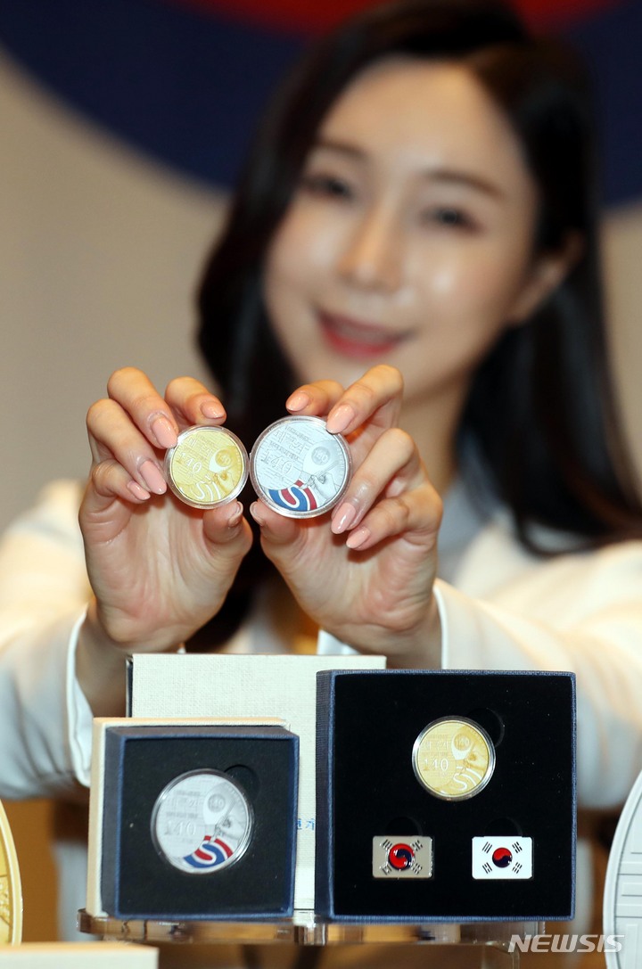 [서울=뉴시스] 조성봉 기자 = 태극기 정식 국기 제정 140주년을 맞아 3일 오전 서울 서대문구 풍산빌딩 대강당에서 풍산화동양행이 한국조폐공사 제조 기념 메달을 선보이고 있다. 이번 ‘태극기 정식 국기 제정 140주년’ 기념메달은 6일부터 예약접수를 시작하며 한국조폐공사가 제조한 프루프 15.55g 금메달 1종(한정수량 200장), 31.1g 은메달 1종(한정수량 1,400장)이다. 2023.03.03. suncho21@newsis.com