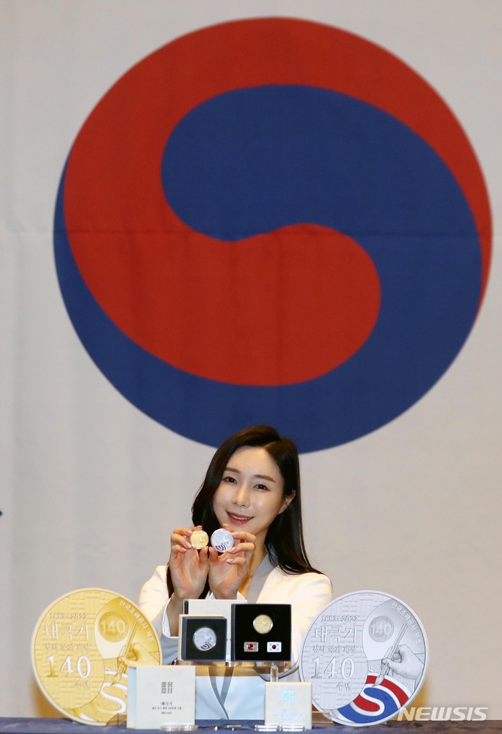 [서울=뉴시스] 조성봉 기자 = 태극기 정식 국기 제정 140주년을 맞아 3일 오전 서울 서대문구 풍산빌딩 대강당에서 풍산화동양행이 한국조폐공사 제조 기념 메달을 선보이고 있다. 이번 ‘태극기 정식 국기 제정 140주년’ 기념메달은 6일부터 예약접수를 시작하며 한국조폐공사가 제조한 프루프 15.55g 금메달 1종(한정수량 200장), 31.1g 은메달 1종(한정수량 1,400장)이다. 2023.03.03. suncho21@newsis.com