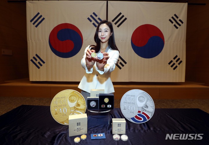 [서울=뉴시스] 조성봉 기자 = 태극기 정식 국기 제정 140주년을 맞아 3일 오전 서울 서대문구 풍산빌딩 대강당에서 풍산화동양행이 한국조폐공사 제조 기념 메달을 선보이고 있다. 이번 ‘태극기 정식 국기 제정 140주년’ 기념메달은 6일부터 예약접수를 시작하며 한국조폐공사가 제조한 프루프 15.55g 금메달 1종(한정수량 200장), 31.1g 은메달 1종(한정수량 1,400장)이다. 2023.03.03. suncho21@newsis.com