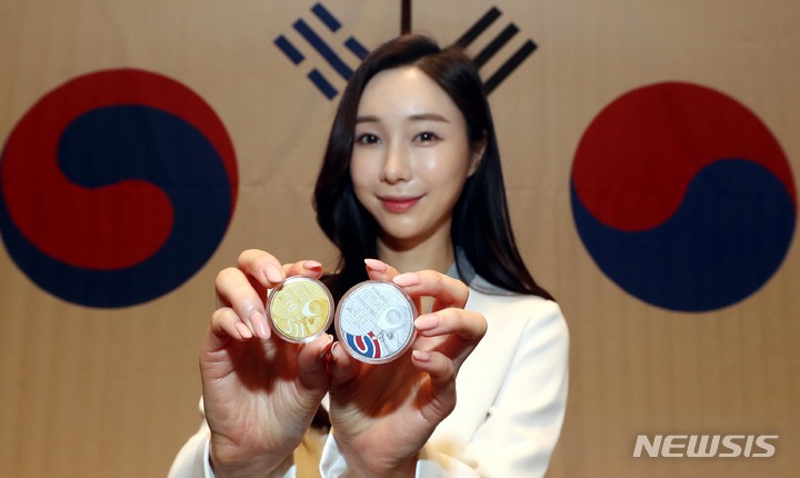 [서울=뉴시스] 조성봉 기자 = 태극기 정식 국기 제정 140주년을 맞아 3일 오전 서울 서대문구 풍산빌딩 대강당에서 풍산화동양행이 한국조폐공사 제조 기념 메달을 선보이고 있다. 이번 ‘태극기 정식 국기 제정 140주년’ 기념메달은 6일부터 예약접수를 시작하며 한국조폐공사가 제조한 프루프 15.55g 금메달 1종(한정수량 200장), 31.1g 은메달 1종(한정수량 1,400장)이다. 2023.03.03. suncho21@newsis.com