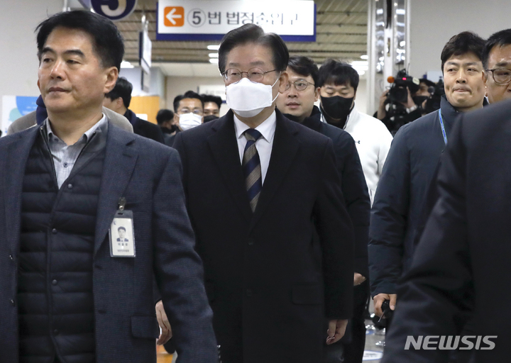 [서울=뉴시스] 고승민 기자 = 이재명 더불어민주당 대표가 3일 공직선거법 위반 혐의 관련 1차 공판을 받기 위해 서울중앙지방법원으로 출석하고 있다. 2023.03.03. kkssmm99@newsis.com