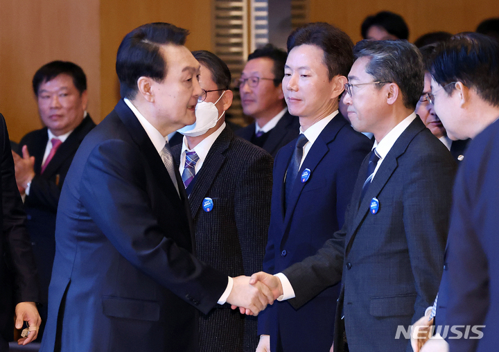 [서울=뉴시스] 홍효식 기자 = 윤석열 대통령이 3일 서울 강남구 코엑스에서 열린 제57회 납세자의 날 기념식에 입장하며 참석자와 악수하고 있다. (대통령실통신사진기자단) 2023.03.03. yesphoto@newsis.com