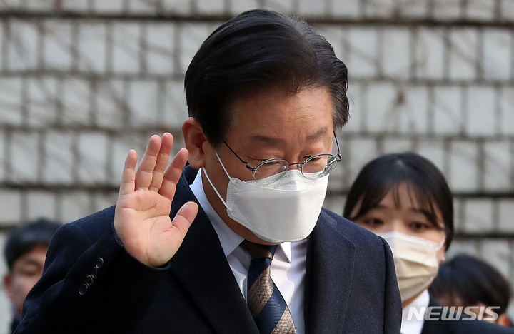 [서울=뉴시스] 이영환 기자 = 제20대 대통령 선거 과정에서 허위 발언을 한 혐의로 재판에 넘겨진 이재명 더불어민주당 대표가 3일 오전 서울 서초구 서울중앙지방법원에서 열린 1차 공판에 출석하고 있다. 2023.03.03. 20hwan@newsis.com