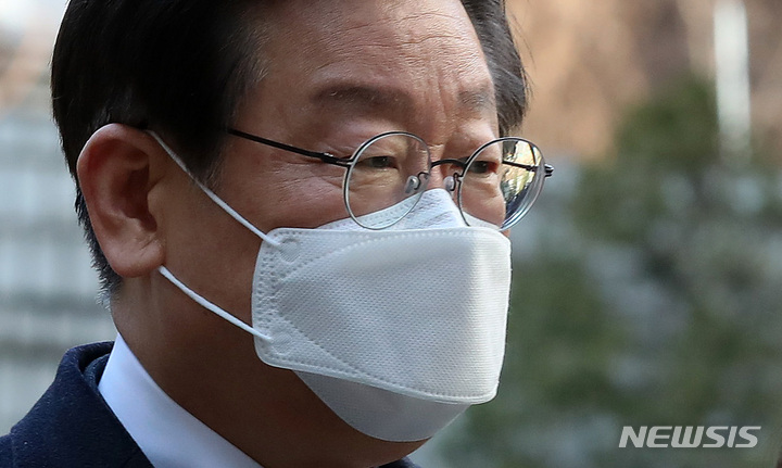 [서울=뉴시스] 이영환 기자 = 제20대 대통령 선거 과정에서 허위 발언을 한 혐의로 재판에 넘겨진 이재명 더불어민주당 대표가 3일 오전 서울 서초구 서울중앙지방법원에서 열린 1차 공판에 출석하고 있다. 2023.03.03. 20hwan@newsis.com