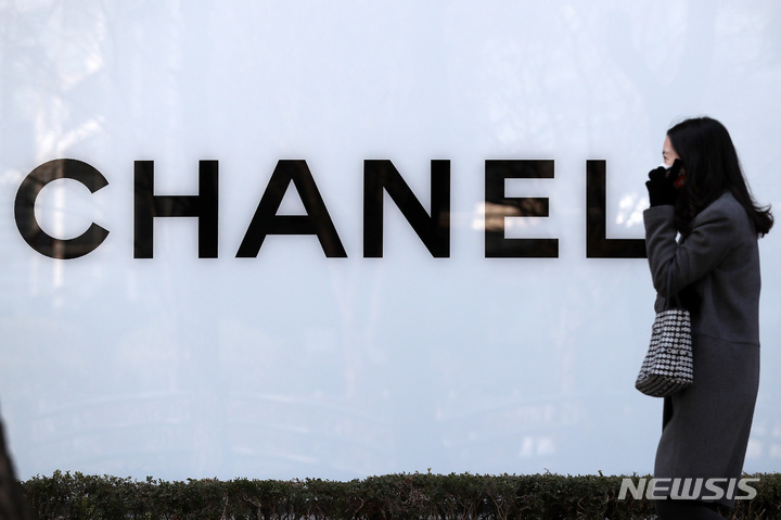 [서울=뉴시스] 백동현 기자 = 3일 오전 서울 시내 한 백화점 샤넬 매장 앞으로 시민이 지나고 있다. 전날 업계에 따르면 프랑스 명품 브랜드 샤넬은 주요 인기 제품의 가격을 최대 6%가량 인상했다. 이는 올해 첫 가격 인상으로, 매년 3~4차례 가격 인상을 단행하는 샤넬은 지난해 1월, 3월, 8월, 11월 총 4차례 가격을 인상한 바 있다. 2023.03.03. livertrent@newsis.com