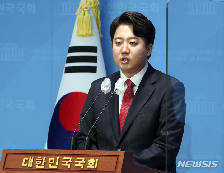 [서울=뉴시스] 전진환 기자 = 이준석 국민의힘 전 대표가 3일 오전 서울 여의도 국회 소통관에서 열린 전당대회 관련 기자회견에서 발언하고&nbsp; 있다. 2022.03.03. amin2@newsis.com