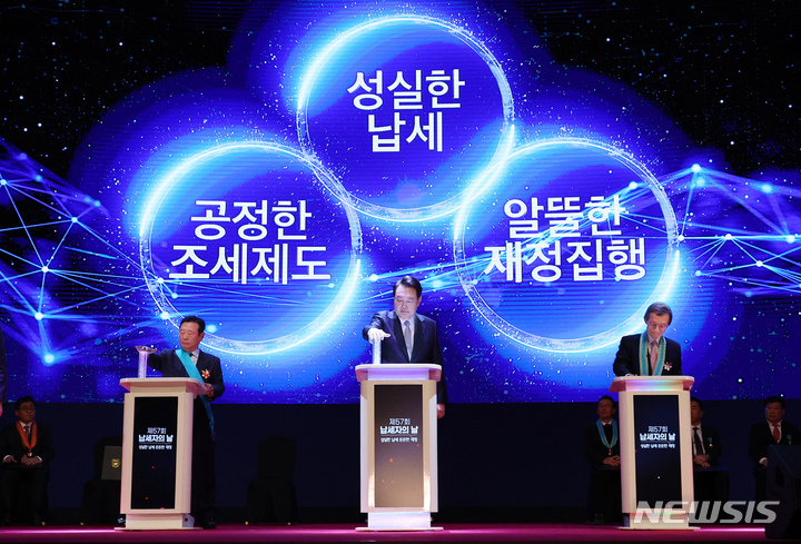 [서울=뉴시스] 홍효식 기자 = 윤석열 대통령이 3일 서울 강남구 코엑스에서 열린 제57회 납세자의 날 기념식에서 참석자들과 성실납세를 약속하는 세리머니를 하고 있다. (대통령실통신사진기자단) 2023.03.03. yesphoto@newsis.com