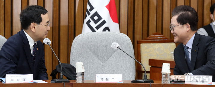 [서울=뉴시스] 고범준 기자 = 이창양 산업통상자원부 장관과 강석훈 KDB산업은행회장이 3일 오전 서울 여의도 국회에서 열린 수출 전략 민당정 협의회에서 대화를 하고 있다. 2023.03.03. bjko@newsis.com