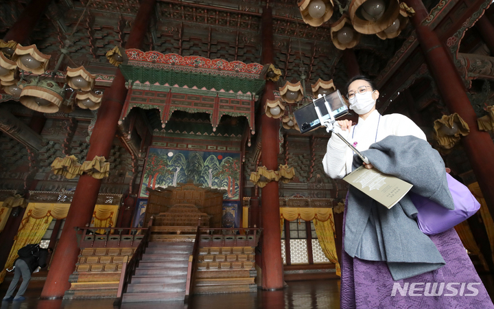 [서울=뉴시스] 조성우 기자 = 3일 오전 서울 종로구 창덕궁에서 시민들이 인정전 내부를 관람하고 있다. 2023.03.03. xconfind@newsis.com