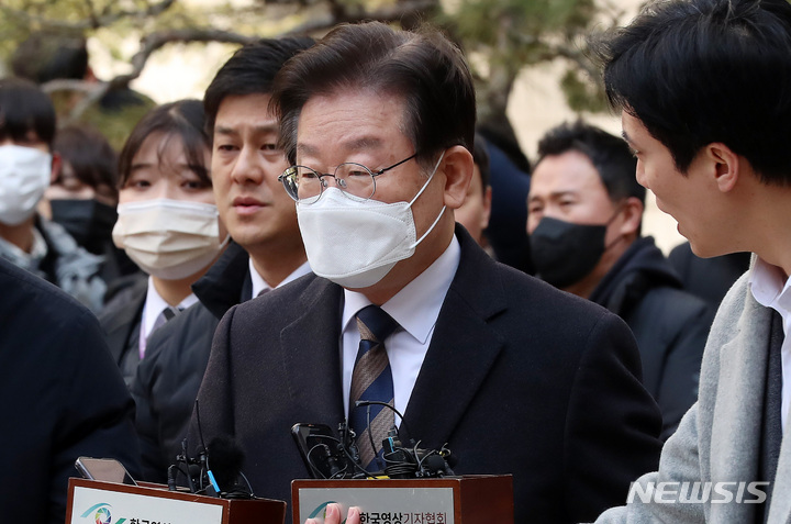 [서울=뉴시스] 이영환 기자 = 제20대 대통령 선거 과정에서 허위 발언을 한 혐의로 재판에 넘겨진 이재명 더불어민주당 대표가 3일 오후 서울 서초구 서울중앙지방법원에서 열린 1차 공판에서 휴정 시간을 맞아 법원을 나서고 있다. 2023.03.03. 20hwan@newsis.com