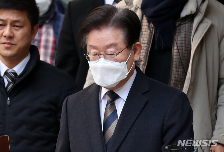 [서울=뉴시스] 이영환 기자 = 제20대 대통령 선거 과정에서 허위 발언을 한 혐의로 재판에 넘겨진 이재명 더불어민주당 대표가 3일 오후 서울 서초구 서울중앙지방법원에서 열린 1차 공판에서 휴정 시간을 맞아 법원을 나서고 있다. 2023.03.03. 20hwan@newsis.com