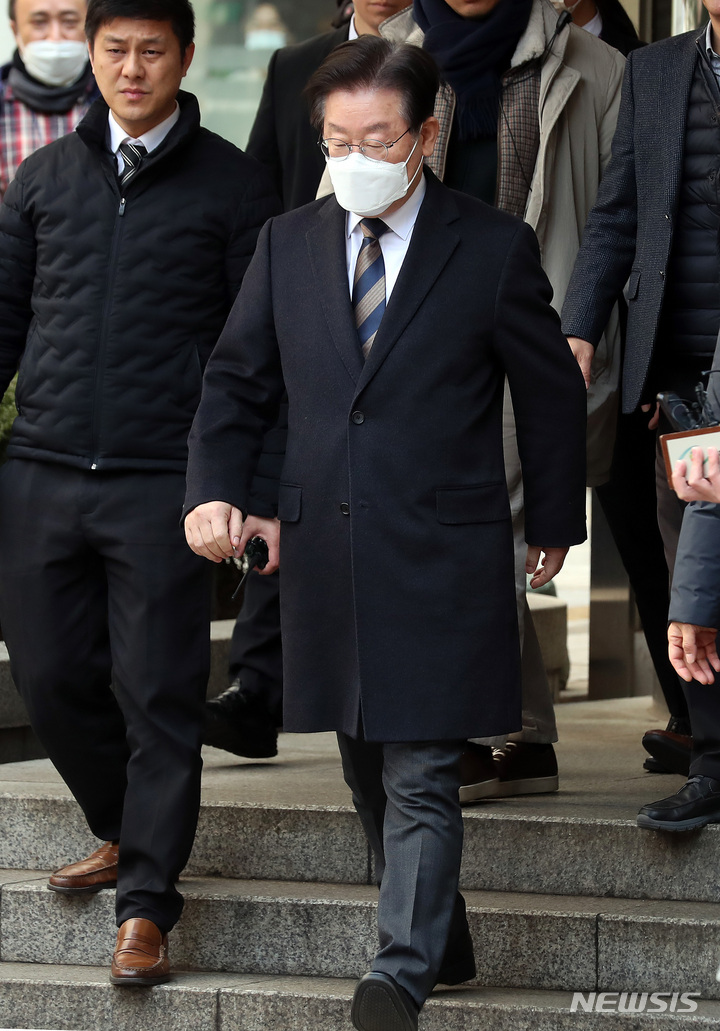 [서울=뉴시스] 이영환 기자 = 제20대 대통령 선거 과정에서 허위 발언을 한 혐의로 재판에 넘겨진 이재명 더불어민주당 대표가 지난 3일 오후 서울 서초구 서울중앙지방법원에서 열린 1차 공판에서 휴정 시간을 맞아 법원을 나서고 있다. 2023.03.03. 20hwan@newsis.com