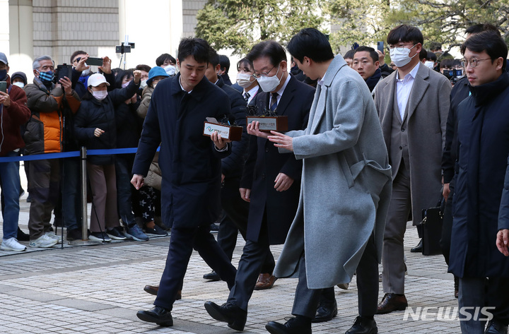 [서울=뉴시스] 이영환 기자 = 제20대 대통령 선거 과정에서 허위 발언을 한 혐의로 재판에 넘겨진 이재명 더불어민주당 대표가 3일 오후 서울 서초구 서울중앙지방법원에서 열린 1차 공판에서 휴정 시간을 맞아 법원을 나서고 있다. 2023.03.03. 20hwan@newsis.com