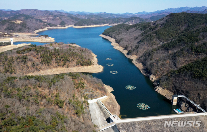 [화순=뉴시스] 이영주 기자 = 3일 오전 전남 화순군 이서면 동복호의 가장자리가 드러나있다. 광주 시민의 주요 식수원인 동복호를 가두고 있는 동복댐의 저수율은 이날 기준 20.96%를 기록하면서 연일 감소하고 있다. 현 추세대로라면 동복호는 오는 5월 고갈될 위기다. 2023.03.03. leeyj2578@newsis.com