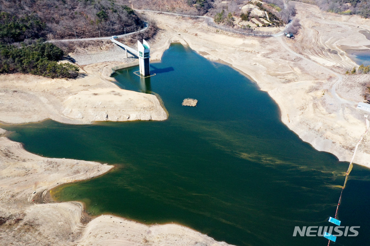 [화순=뉴시스] 이영주 기자 = 3일 오전 전남 화순군 이서면 동복호 상류 제2취수탑 주변 가장자리가 드러나있다. 광주 시민의 주요 식수원인 동복호를 가두고 있는 동복댐의 저수율은 이날 기준 20.96%를 기록하면서 연일 감소하고 있다. 현 추세대로라면 동복호는 오는 5월 고갈될 위기다. 2023.03.03. leeyj2578@newsis.com