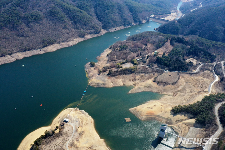 [화순=뉴시스] 이영주 기자 = 3일 오전 전남 화순군 이서면 동복호 상류 가장자리가 드러나있다. 광주 시민의 주요 식수원인 동복호를 가두고 있는 동복댐의 저수율은 이날 기준 20.96%를 기록하면서 연일 감소하고 있다. 현 추세대로라면 동복호는 오는 5월 고갈될 위기다. 2023.03.03. leeyj2578@newsis.com